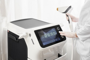 عکس دستگاه لیزر و اپیلاسیون مو در کلینیک